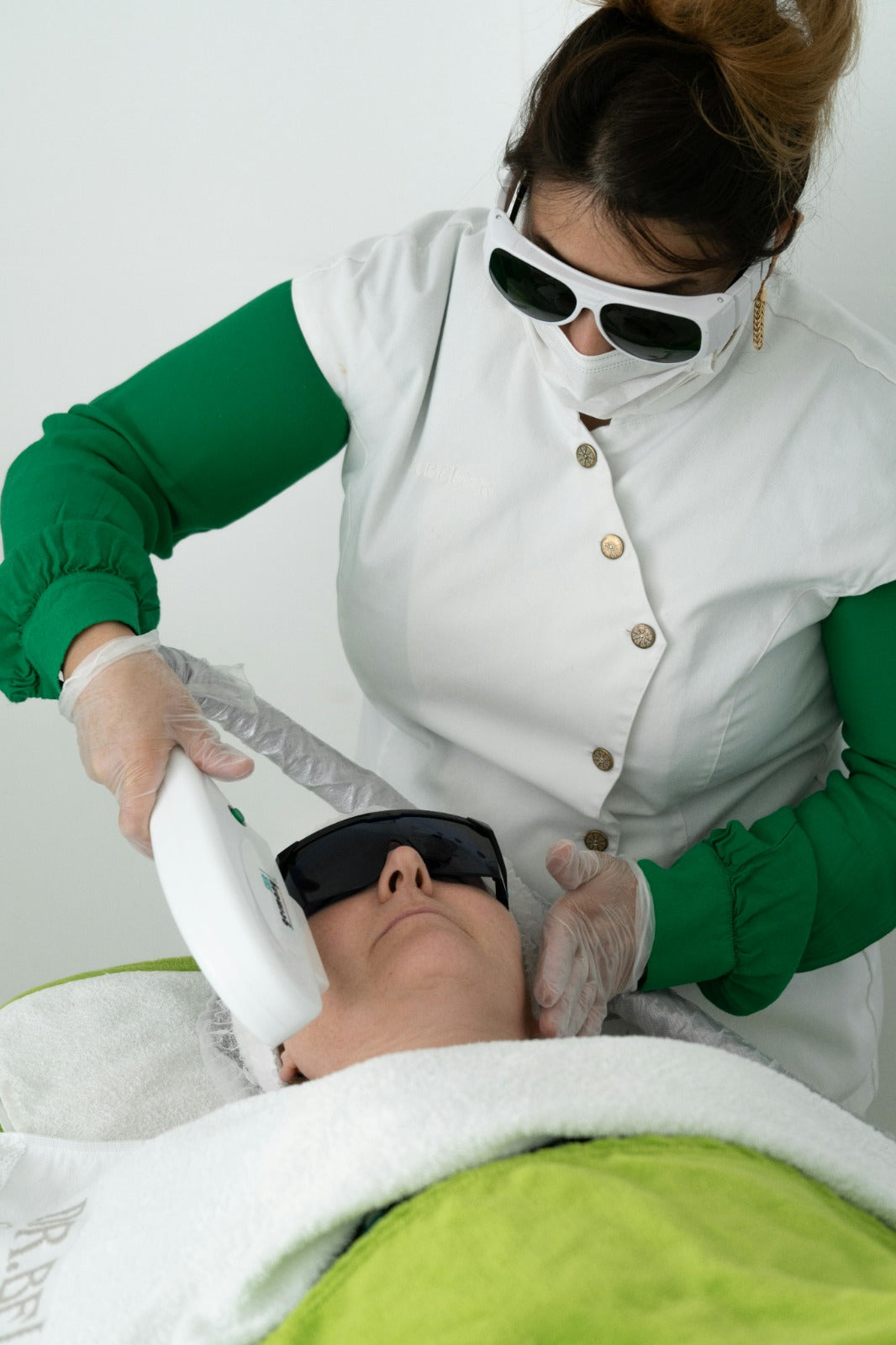 Full Face Laser Hair Removal – 8 Sessions